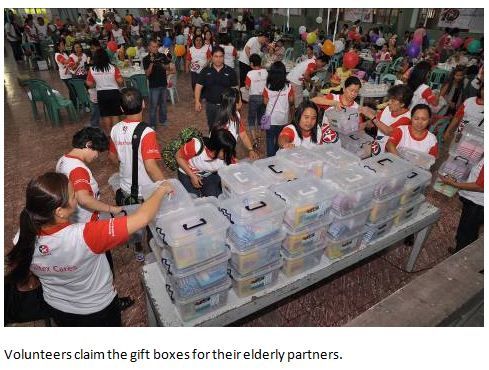 Volunteers claim gift boxes for their elderly partners Volunteers claim gift boxes for their elderly partners